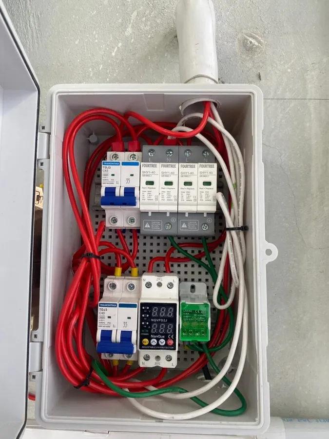 Tablero eléctrico organizado después del servicio