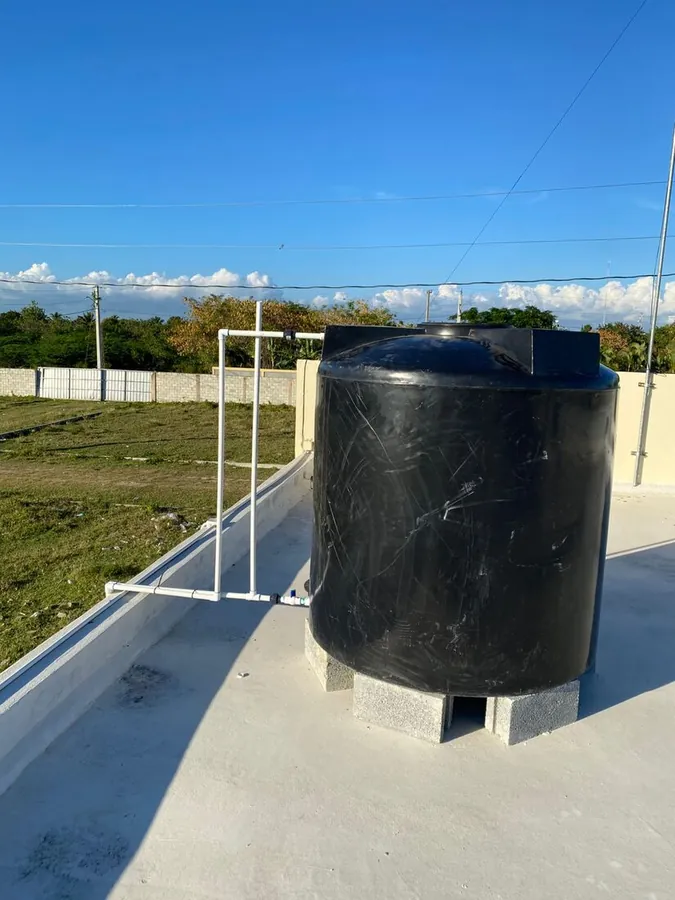 Tinaco y sistema de agua instalados