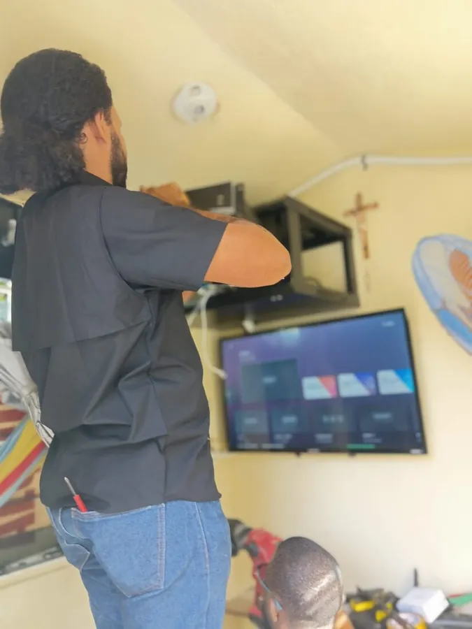 Técnico realizando servicio en sitio